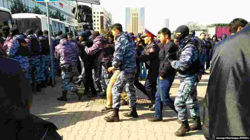 На вопрос корреспондента Азаттыка: «За что задерживают людей?» – полицейский ответил, что «они нарушили закон». Нур-Султан, 1 мая 2019 года.