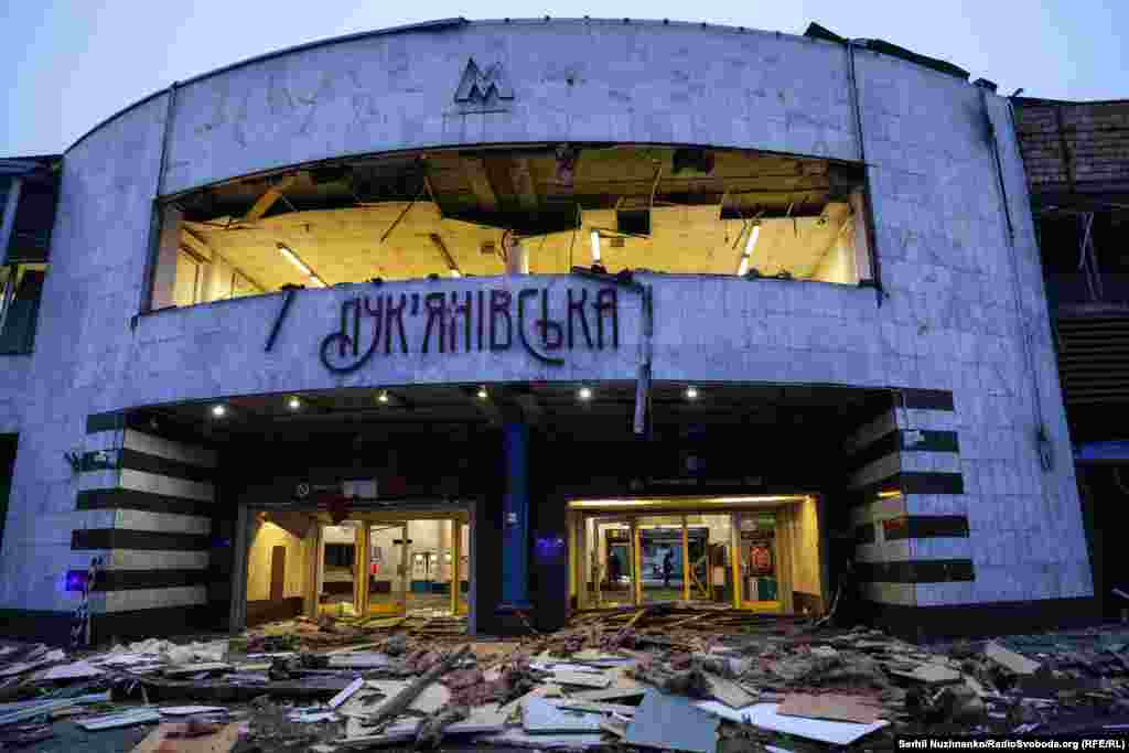 В ход на станцию метро "Лукьяновская" в Киеве, поврежденный российским ударом 18 января 2025 года.