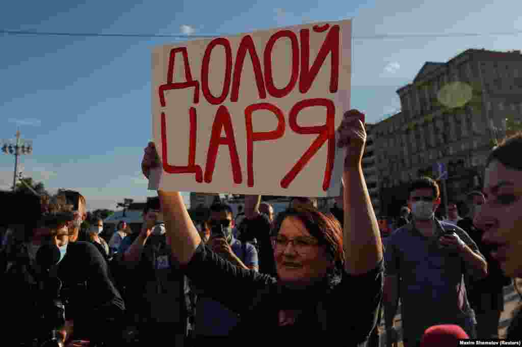 1 июля завершился референдум по поправкам к Конституции РФ. Изменения в основном законе "обнулили" срок пребывания Владимира Путина на посту президента и позволили ему, в теории, оставаться в Кремле до 2036 года. Поправки к Конституции вызвали протесты во многих регионах России. На фотографии – муниципальный депутат Юлия Галямина. В конце июля против Галяминой возбудили уголовное дело за то, что, по версии следствия, в начале июля она разместила в интернете призыв к участию в незаконном массовом мероприятии в центре Москвы – акции против поправок к Конституции. 23 декабря суд приговорил Галямину к 2 годам лишения свободы условно.
