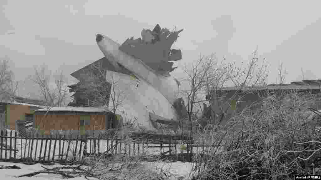 Саяжай үйлерінің үстіне құлаған ұшақтың бір бөлігі. 