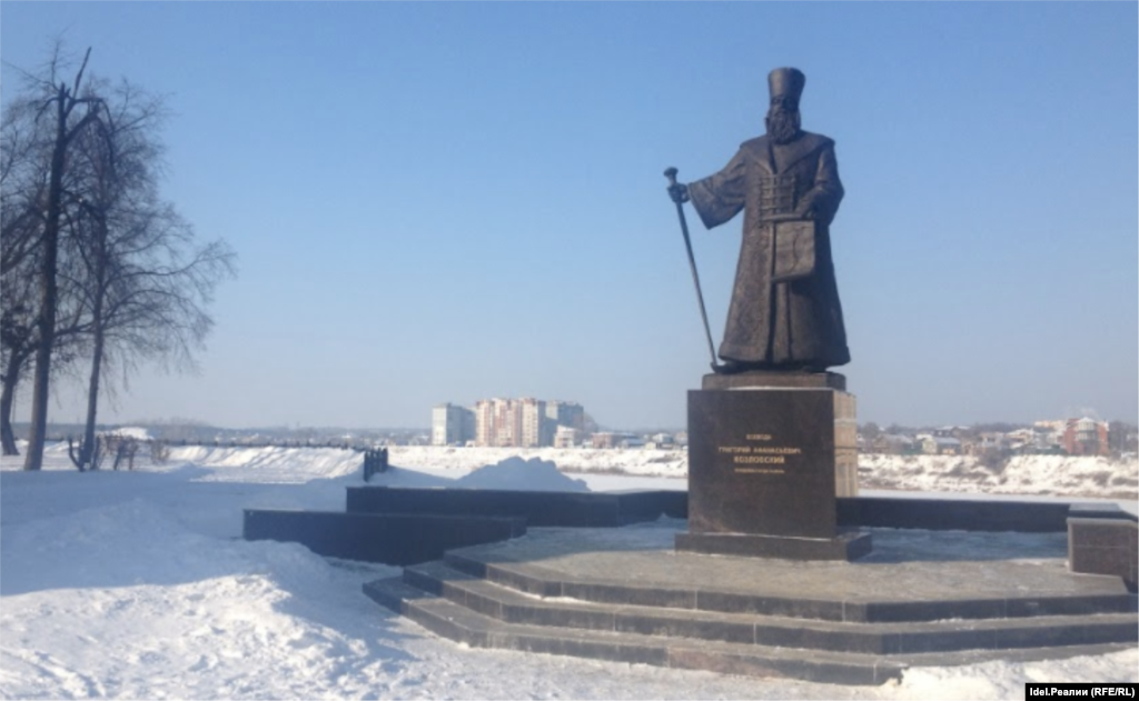 Туризм в городе с такой богатой историей и сохранившимися массивами исторической застройки – очевидное направление диверсификации экономики. Одно из важнейших направлений развития – туризм выходного дня, рассчитанный на визиты самарцев. Памятник основателю города воеводе Григорию Козловсвому.