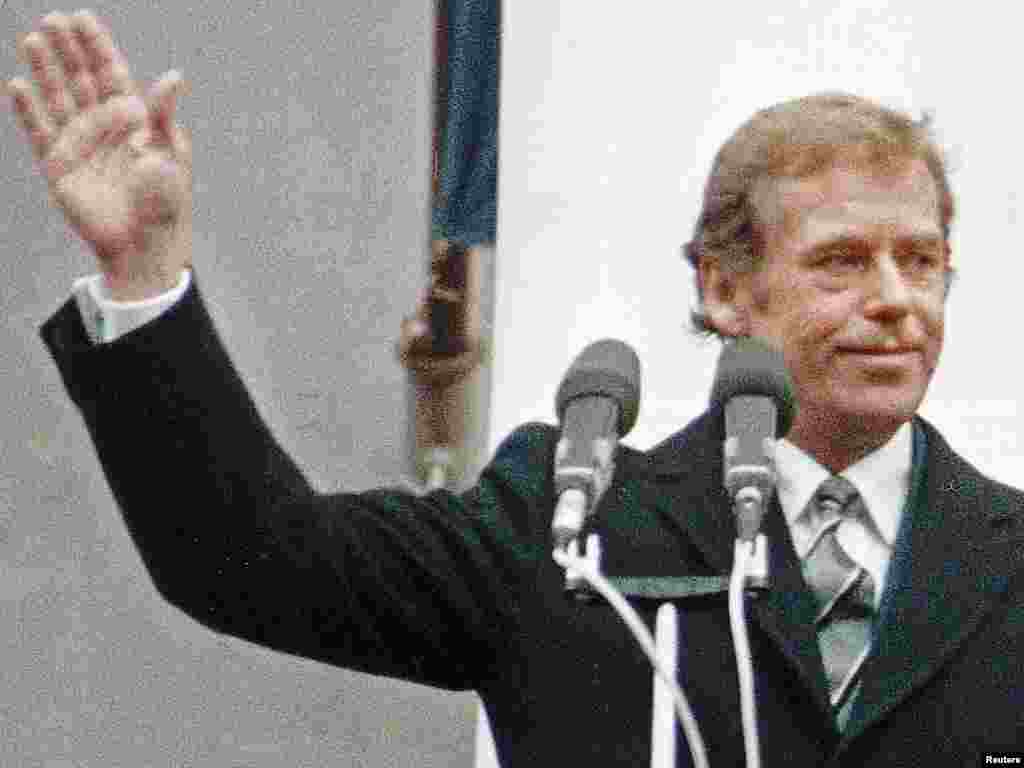1989-cu il 29 dekbar. Yenicə prezident seçilən Havel vətəndaşlarla görüşür. 