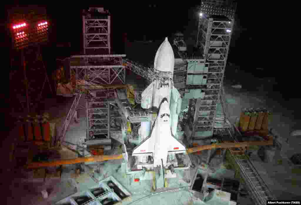 Космический корабль «Буран», сфотографированный перед запуском с Байконура в 1988 году. «Буран» был последней крупной советской космической программой. В 1991 году СССР распался.