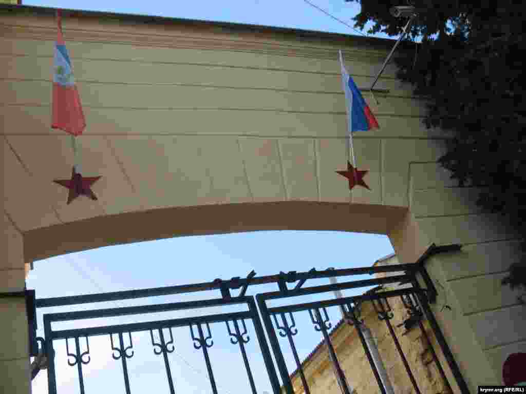 Знаки советского периода здесь применимы во всем. Держатели к флагам здания государственного предприятия города Севастополя «Водоканал». Ул. Адм. Октябрьского, Севастополь