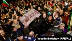 7-nji noýabrda Bolgariýanyň paýtagty Sofiýadaky Milli teatryň daşynda, Jon Malkowiçiň goýan "Ýarag we adam" atly oýnuna garşy protest ýygnanyşygy
