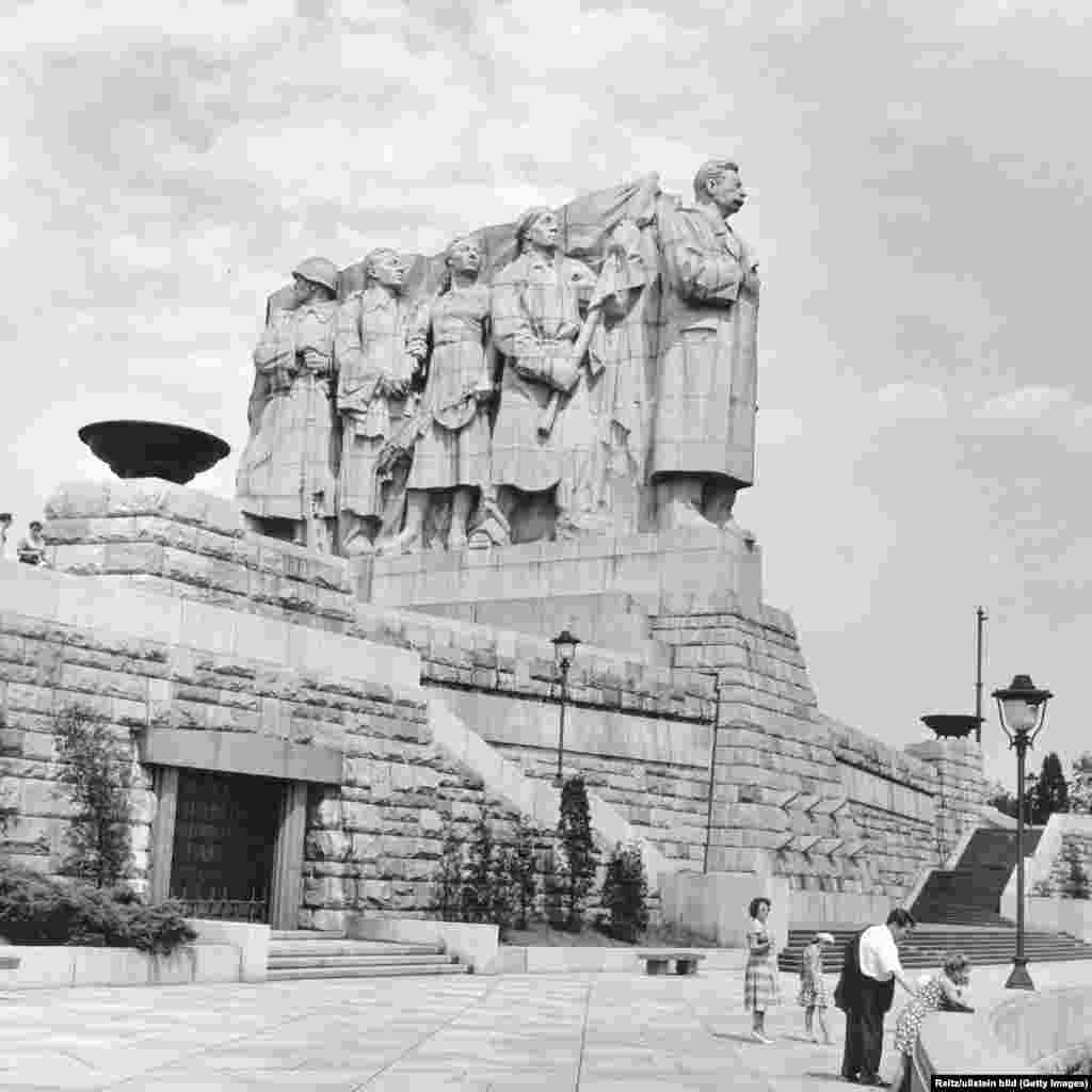 Памятник Сталину, лето 1960 года. Монумент из гранита и бетона стоял в Праге с 1955 по 1962 год. Его взорвали и превратили в щебень в ходе кампании по «десталинизации», охватившей тогда СССР. На этом месте теперь стоит гигантский метроном