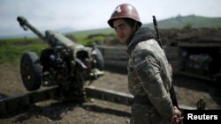 ԼՂ ՊԲ զինծառայողը շփման գծում, ապրիլ, 2016թ․