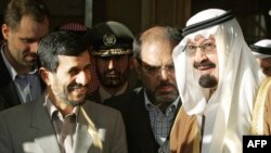 محمود احمدی‌نژاد به هنگام دیدار از عربستان سعودی در اسفند ماه ۸۵