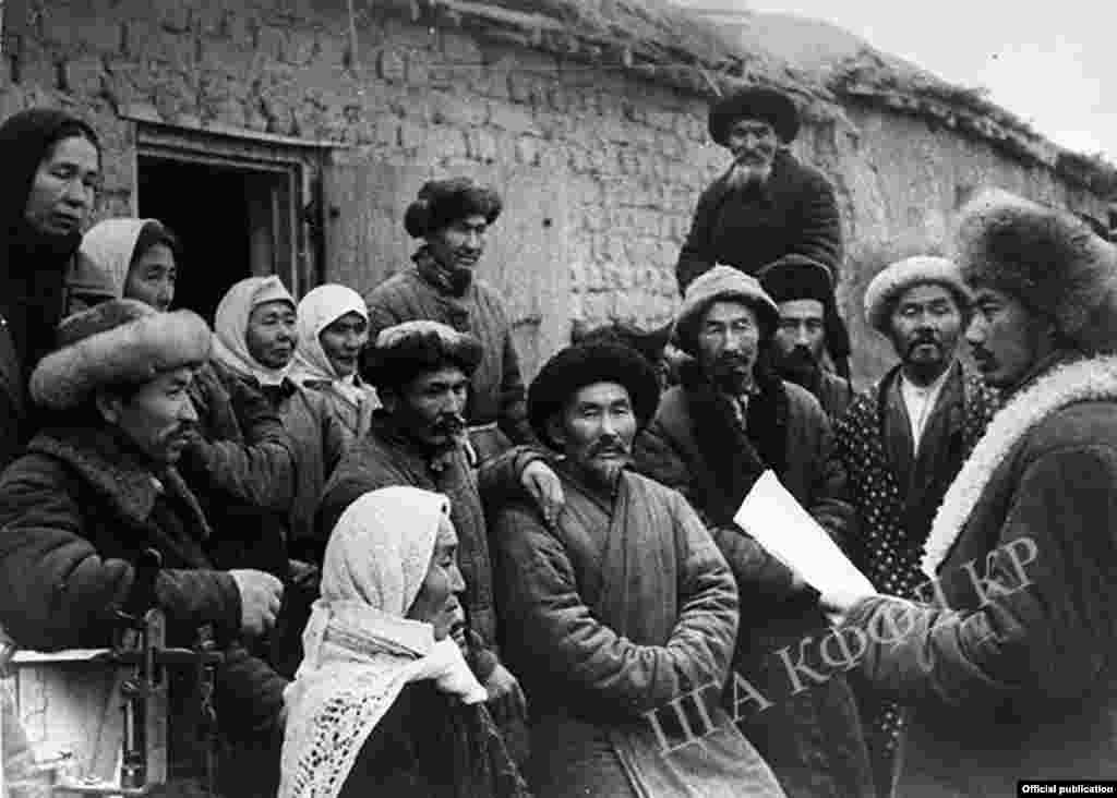  “Октябрь” колхозунун башкармасы М.Ахмедов колхозчуларга Советтик информбюронун маалыматын окууда. 1941-ж. (Сүрөт Кыргызстандын Борбордук Мамлекеттик Архивинин кинофотофонодокументтер бөлүмүнөн алынды). 