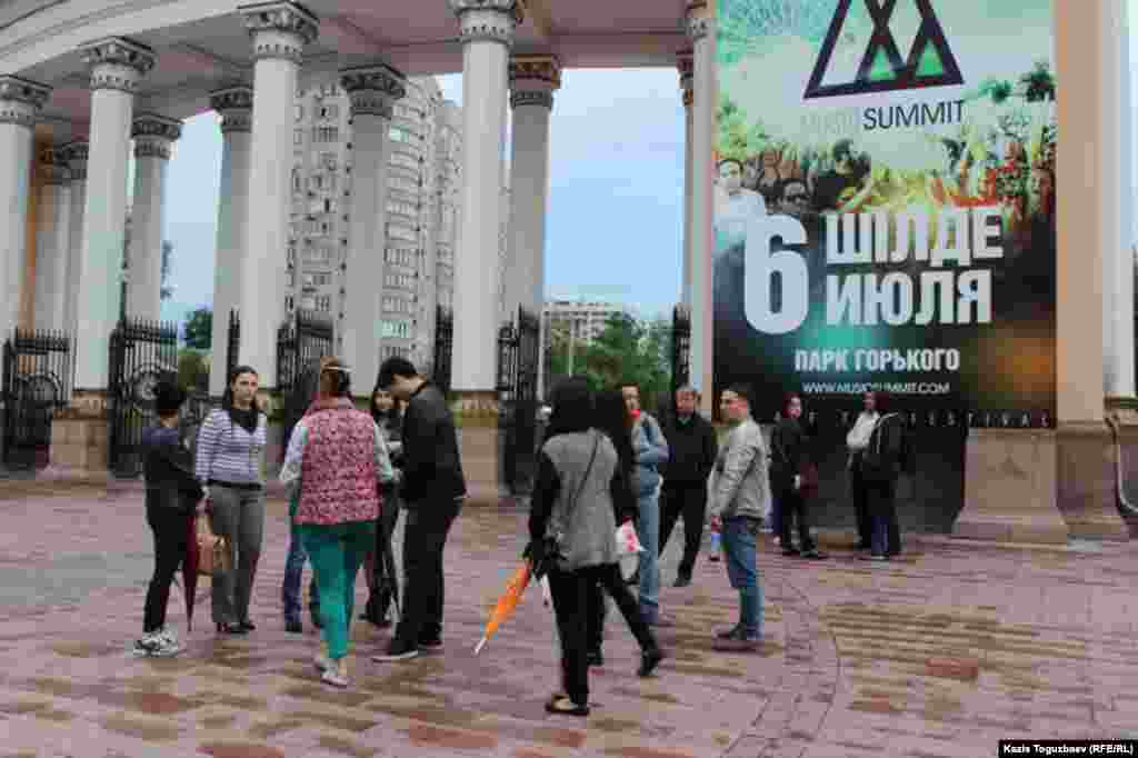 Қырым түбегінен күштеп жер аудару құрбандарын еске алу шарасын өткізу үшін Алматының орталық саябағына жиналған Қырым татарлары диаспорасының өкілдері. 