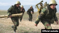 Nagorno-Karabakh -- Soldiers hold military exercises.