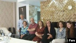  فائزه هاشمی در کنار فریبا کمال آبادی از رهبران زندانی بهایی