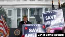 Претседателот на САД Доналд Трамп одржува митинг за да го оспори сертифицирањето на резултатите од претседателските избори од страна на Конгресот на САД во Вашингтон. 6 јануари 2021.
