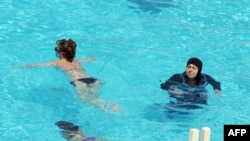 Burkini geyinən müsəlman qadın 