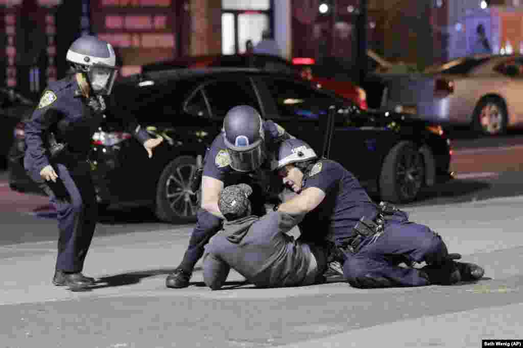 Policët duke e arrestuar një të dyshuar gjatë trazirave në Nju Jork. 