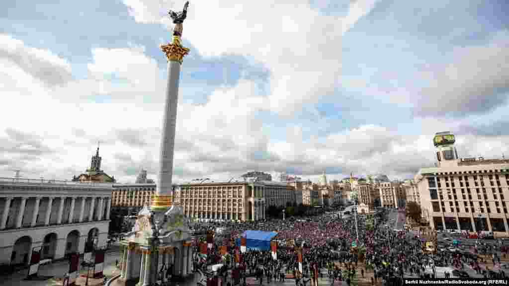 Організатори, які раніше цього тижня анонсували віче через соціальні мережі, вказали, що це «громадська акція», і закликали не використовувати подію з партійних інтересів