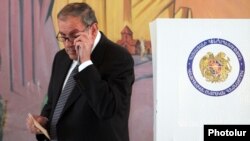 Первый президент Армении, лидер АНК Левон Тер-Петросян голосует на избирательном участке 9/11, Ереван, 6 мая 2012 г.