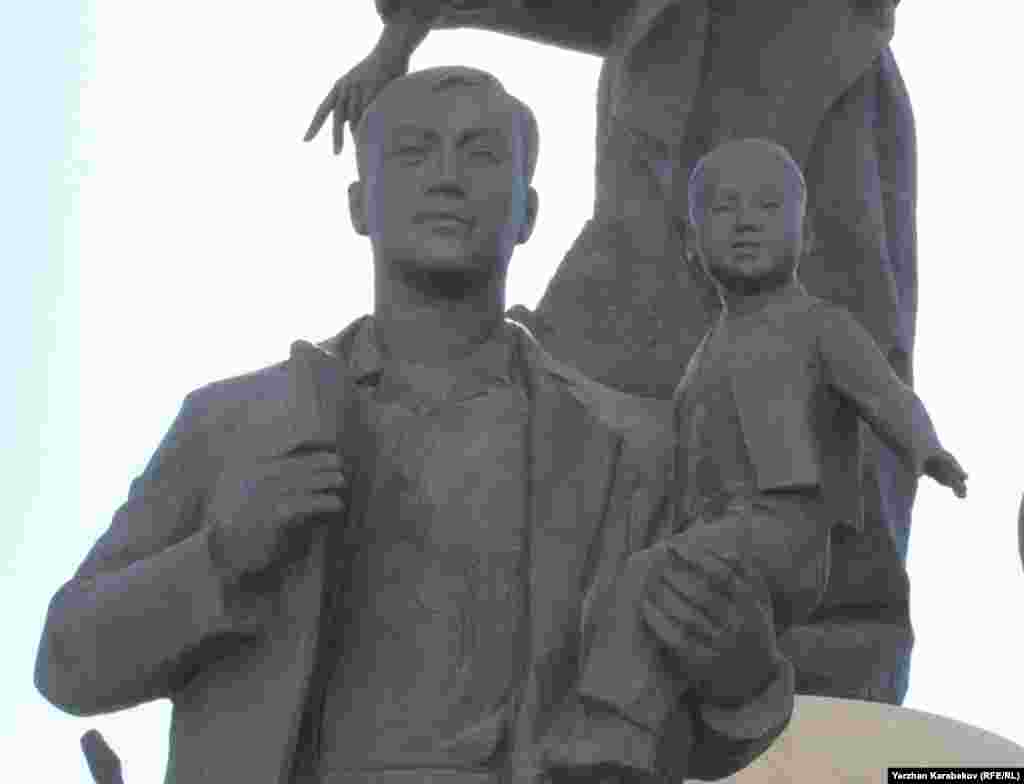 "Қазақ елі" кешеніндегі еңбекші қазақтың мүсіні. Ол бала көтеріп тұр. Астана, 4 маусым 2015 жыл.