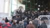 Ижаудагы Калашников һәйкәле янына халык чәчәкләр китерә