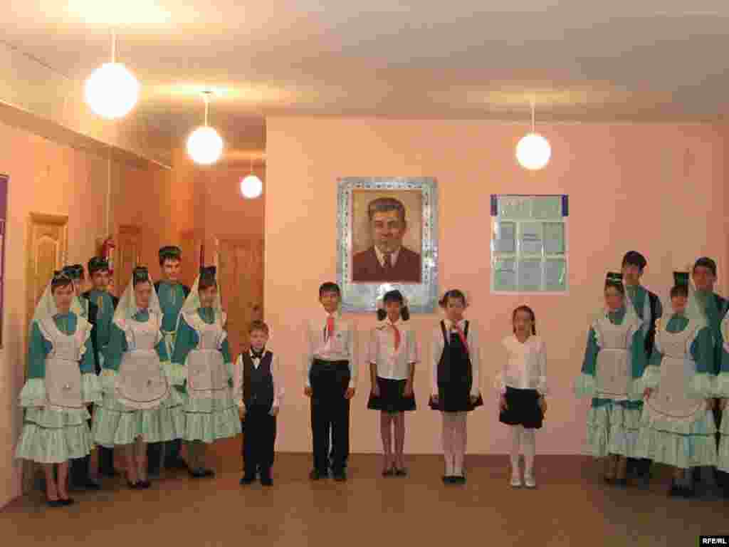Фатих Кәрим исемендәге мәктәптә укучы балалар