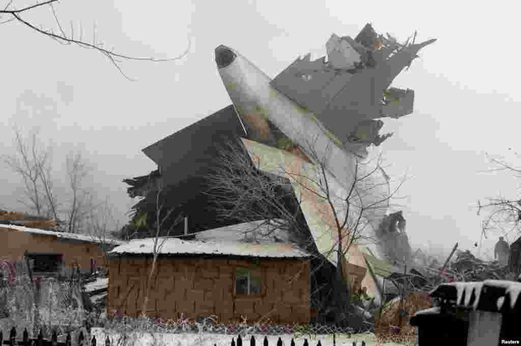 Уламок «Боїнга 747» між знищеними будинками селища Дача-Суу, у передмісті Бішкека.