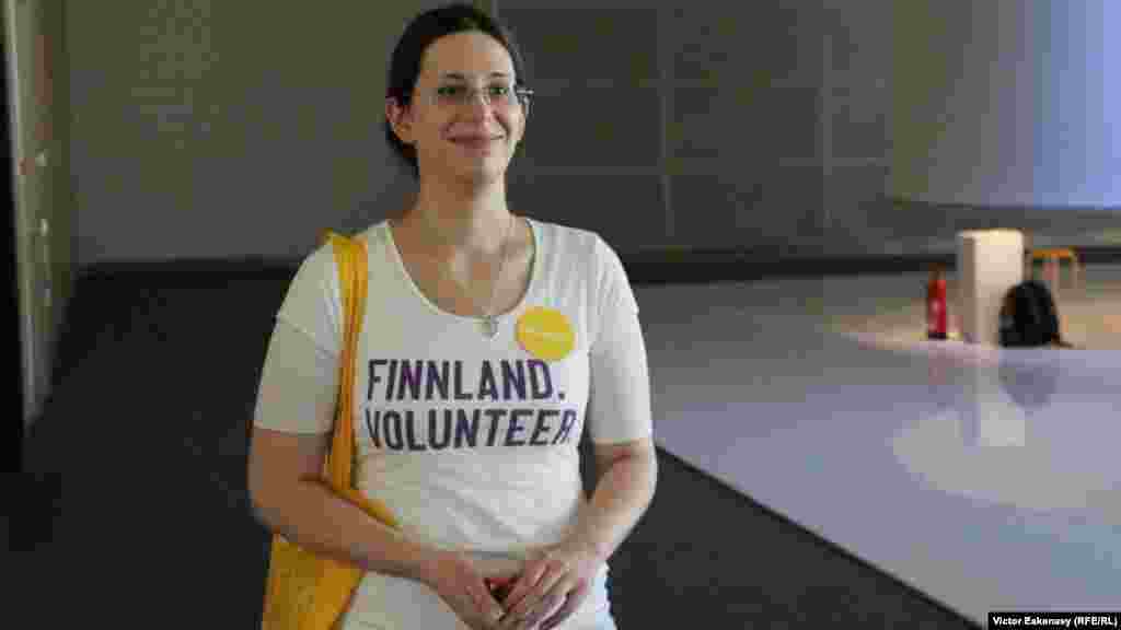 Una din voluntarele zîmbitoare de la standul finlandez la Frankfurt...