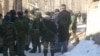 Военные и жители кыргызского села Чарбак близ узбекского анклава Сох. 7 января 2013 года.