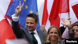 Primarul Varșoviei, Rafal Trzaskowski, candidatul pro-european la președinția Poloniei, în timpul unei întâlniri electorale în orașul Plock pe 11 mai, alături de soția sa Malgorzata. 