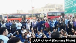 صحنه‌ای از تجمع کارگران گروه صنعتی ملی فولاد در اعتراض به بازداشت همکاران خود