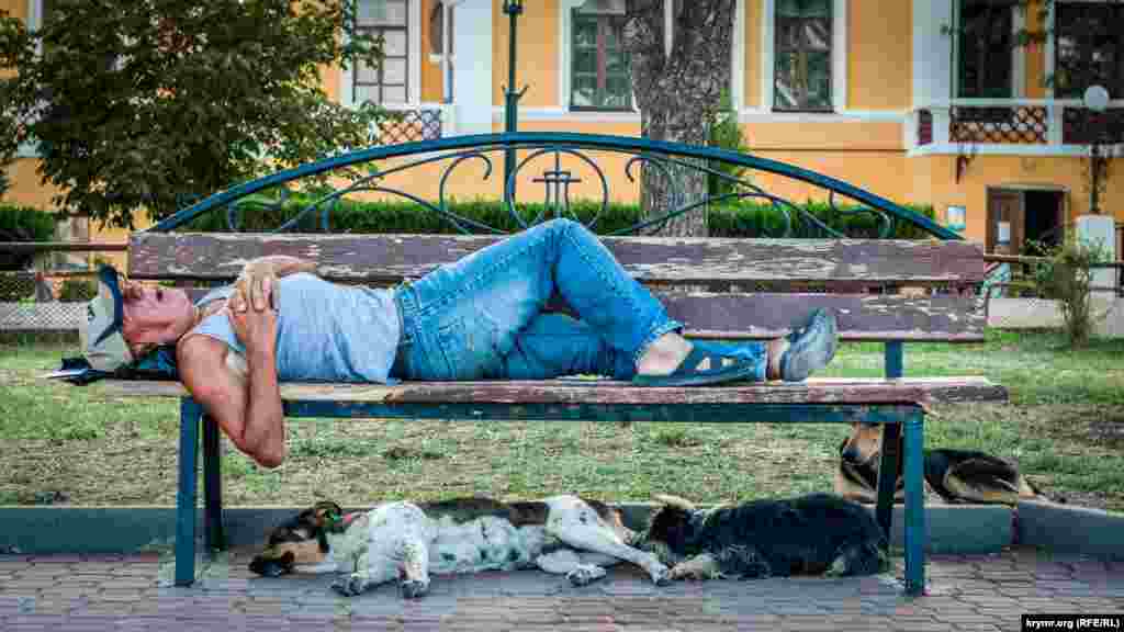 «Дневной сон» на лавочке у центрального пляжа в Феодосии