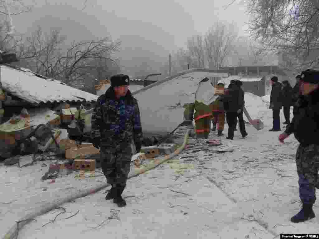 Перші повідомлення про катастрофу були про те, що літак розбився при спробі приземлитися для дозаправки в міжнародному аеропорту Манас біля столиці Киргизстану Бішкека.