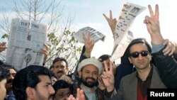 د جنګ او جيو ډلې مشر مير شکيل الرحمان تورې عينکې په سترګو د بريا نښه جوړه کړې (ارشيف)