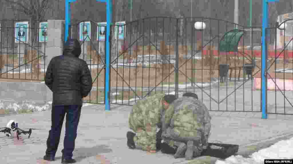 Военные готовятся запустить дрон для наблюдения за ситуацией в селе с воздуха. 