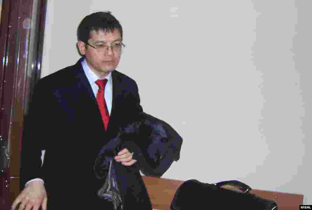 Адвокат Сәлімжан Мусин Жаксыбек Күлекеевтің сотында. Астана, 7 қараша 2008 жыл. - Сәлімжан Мусин, "Қазақстан темір жолы" компаниясының бұрынғы президенті Жақсыбек Күлекеевті пара алған деген айып бойынша ақтап шыққан адвокат. Қазіргі таңда ол қудалаудағы кәсіпкер Мұхтар Әблязовтың қорғаушысы. Ақпан айының басында Әблязовты БТА банкі үкіметтің бақылауына өткен соң банктің директорлар кеңесінің төрағасы қызметінен айырды. Кейіннен Әблязовқа және банктің басқа да топ-менеджерлеріне қарсы сыбайласқан жемқорлық айыптары бойынша қылмыстық істер қозғалды.