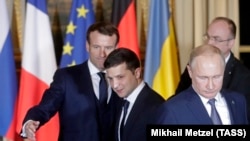 Франциянын президенти Эммануэл Макрон, Украинанын президенти Владимир Зеленский жана Орусиянын президенти Владимир Путин. Архивдик сүрөт.
