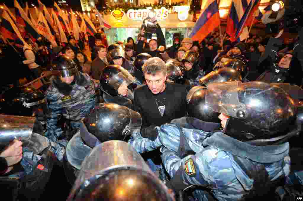 Немцов, окруженный спецназом, на антипутинском митинге в Москве в 2011 году - втором массовом протесте в российской столице в дни, когда россияне требовали новых выборов, заявляя о фальсификации итогов голосования.