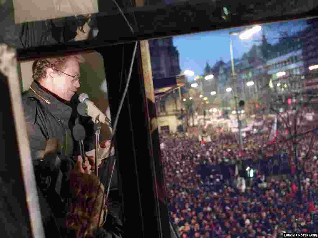 24-nji noýabrda protestçileriň sany 300 000 ýetdi. Dissident dramaturg we öňki syýasy tussag Waslaw Hawel Waslaw meýdançasyna çykýan balkondan protestçilere ýüzlendi.