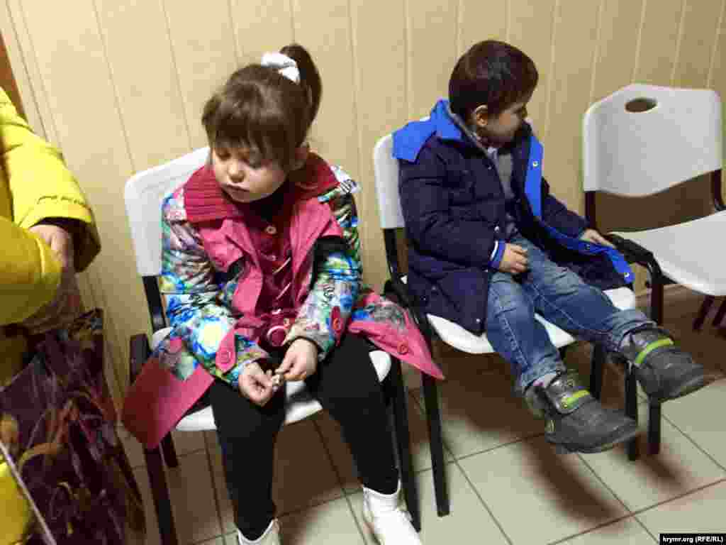Діти одного з обвинувачених у «справі 26 лютого» Алі Асанова в коридорі підконтрольного Росії Верховного суду Криму. У ці хвилини розглядають справу їхнього батька (архів, грудень 2015 року)