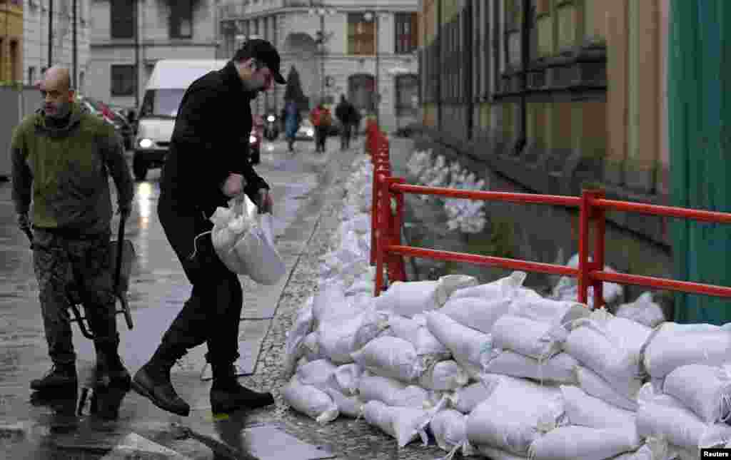 Češka - Građani Praga pomagali su u postavljanju brana za vodu, 3. juni 2013. Foto: REUTERS / David W. Černy