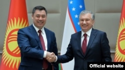 Кыргызстандын президенти Садыр Жапаров жана Өзбекстандын президенти Шавкат Мирзиёев. Ташкент шаары, Өзбекстан. 2020-жылдын 11-марты.