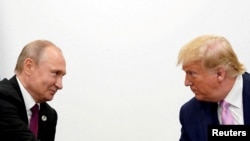 Президент США Дональд Трамп и президент России Владимир Путин на саммите лидеров G20 в Осаке, Япония, в 2019 году