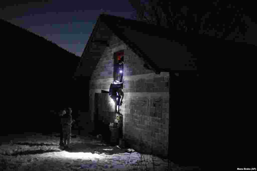 Migrantët po tentojnë të hyjnë në fermën e braktisur pasi jashtë është shumë ftohtë.