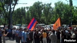 Ղարաբաղյան պատերազմի վետերանների միության անդամների ակցիան Նախագահի նստավայրի մոտ: 3-ը հուլիսի, 2010թ.