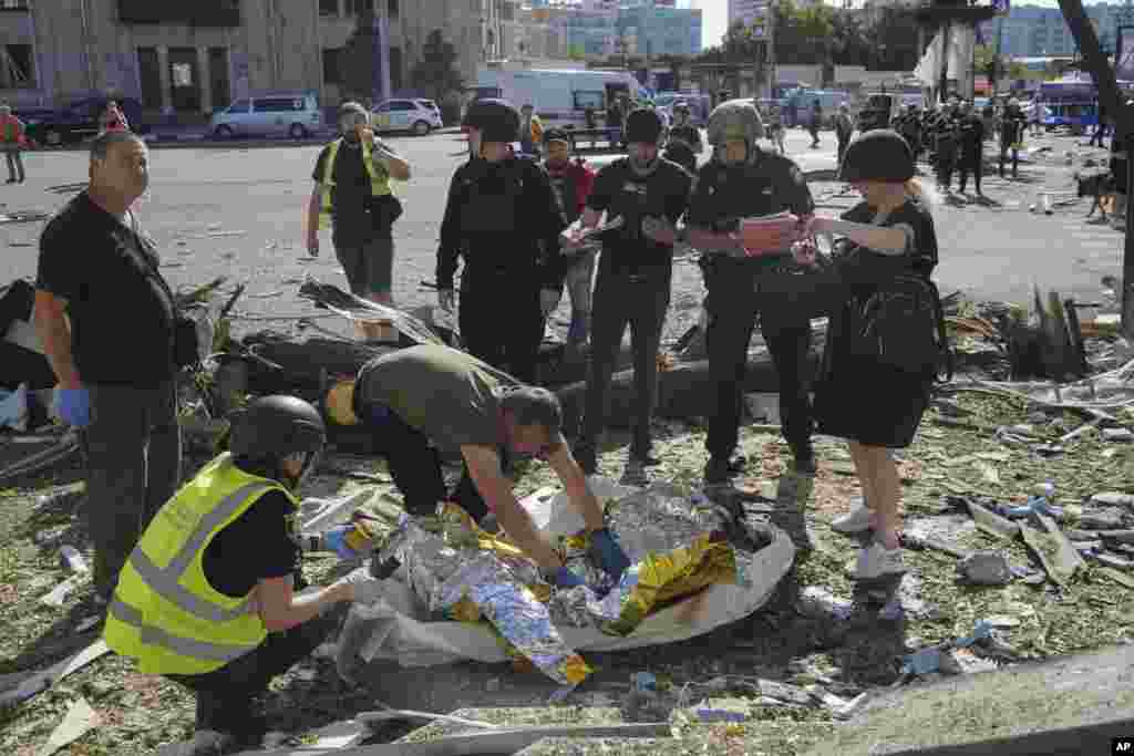 Полицейские осматривают тело жертвы атаки, 22 июня 2024 года. Российские ракеты могут долететь до Харькова за несколько секунд. Сирены воздушной тревоги де-факто не могут предупредить об атаке 