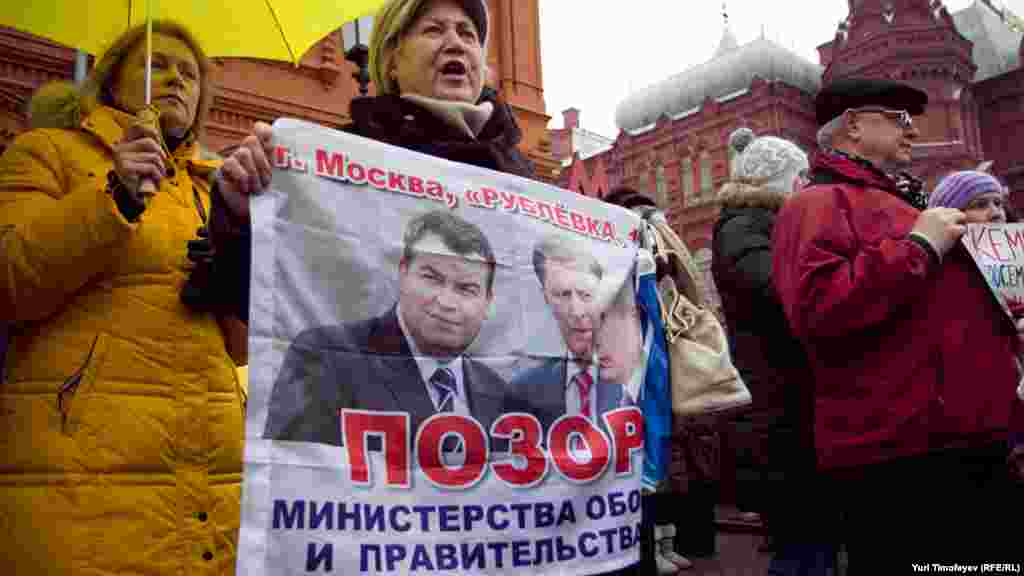 Активистам "Левого фронта" и объединений "Обманутых дольщиков" не удалось прорваться на Красную площадь, где планировалась несанкционированная акция "Народ против незаконных выборов!". 