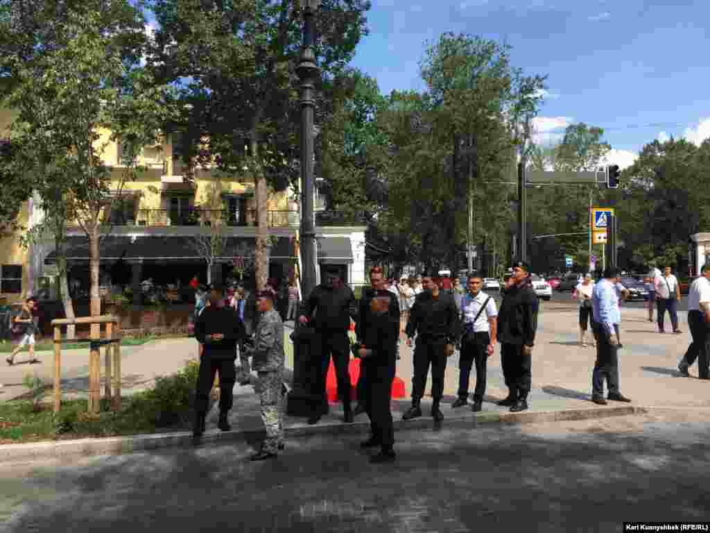Аблязов в тот же день отреагировал на заявления прокуратуры, назвав их «паническими» и «испуганными». При этом он обошел обвинения в том, что в роликах ДВК снимались актеры и его племянник. 