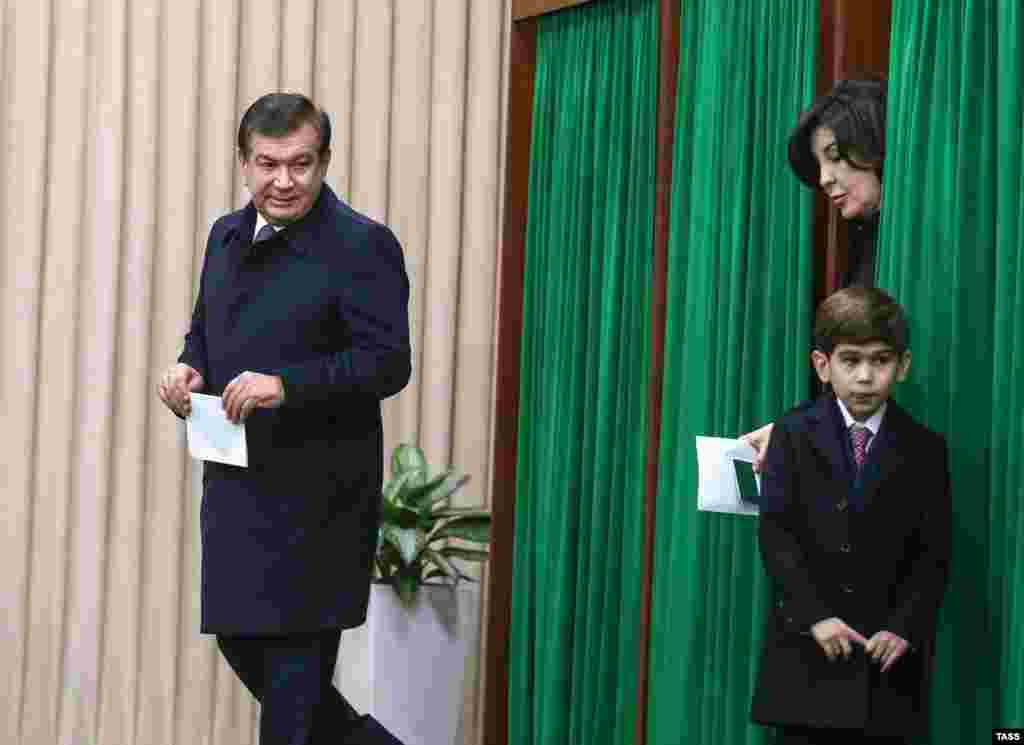 Дауыс беру кабинасынан шыққан Мирзияев. Одан кейінгі - әйелі, жанында - немересі. Шавкат Мирзияевтің отбасы туралы ақпарат аз. Сайлау қарсаңында жарияланған ресми өмірбаянында оның некеде тұрғаны, екі қызы, бір ұлы бар екені, бес немеренің атасы екені жазылған. Осы мәліметтерге қарағанда, Шавкат Мирзияевтің әйелі Хошимова З.М. – инженер-экономист, қазіргі уақытта - үй шаруасындағы әйел. 