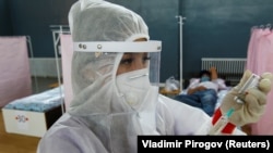 Коронавирус менен күрөшкөн медайым