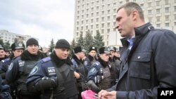 УДАР оппозициялык партиясынын лидери Виталий Кличко БШКнын имараты алдында өткөн митингде, Киев, 5-ноябрь, 2012