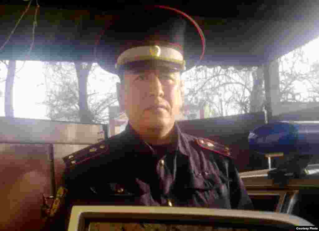 Сотрудники ГАИ пикетировали здание ГКНБ в Бишкеке, после того как в СИЗО спецслужб был найден мертвым Айбек Эшбаев, сотрудник ОБДД ГУВД Бишкека.